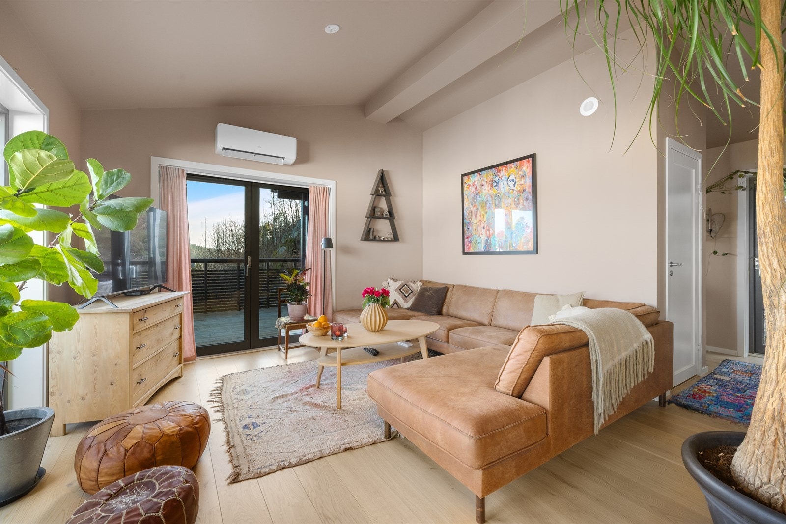 Overflatene er stilrene med pen en-stavs parkett og delikate fargevalg. Galleribilde