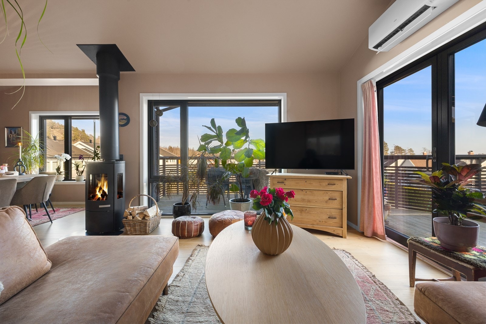 I stuen er det god plass til sofagruppe med tilhørende sofabord og tv-møblement. Galleribilde