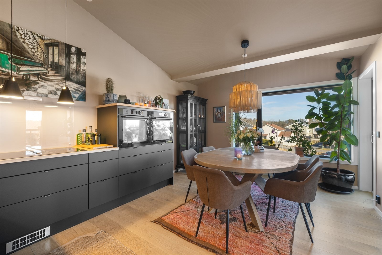 Her er det god plass til stor spisegruppe. Galleribilde