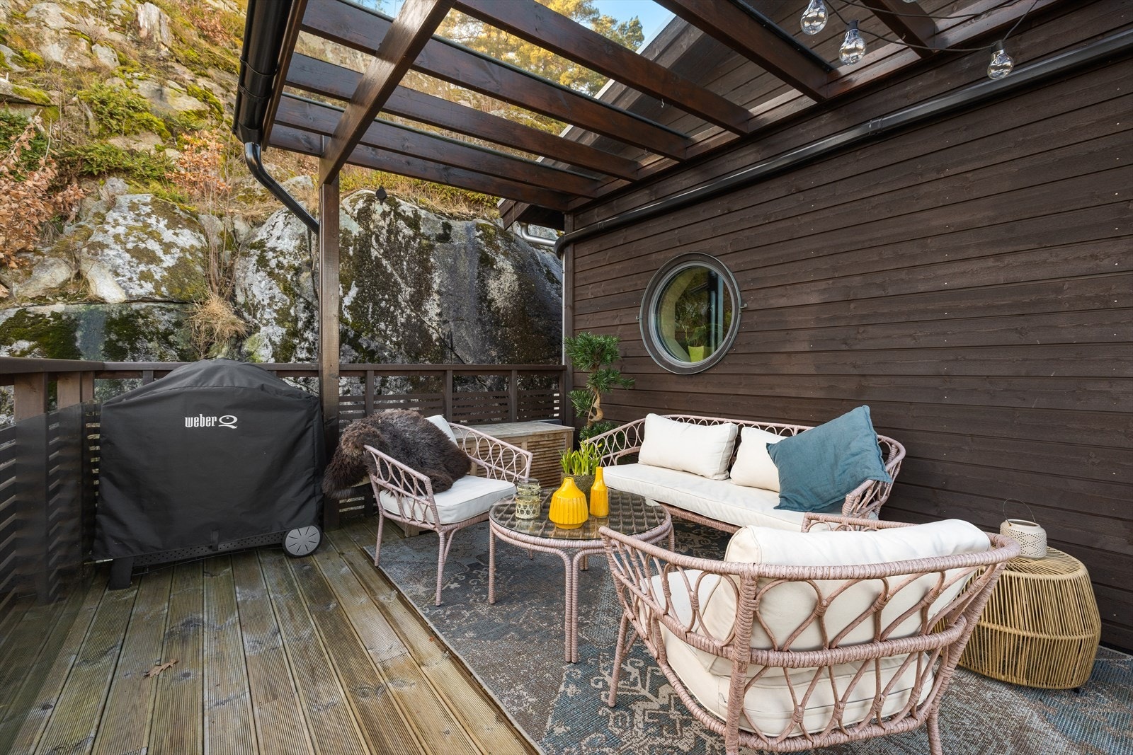 Delvis overbygd. Det er montert belysning og stikkontakt på veggen. Galleribilde