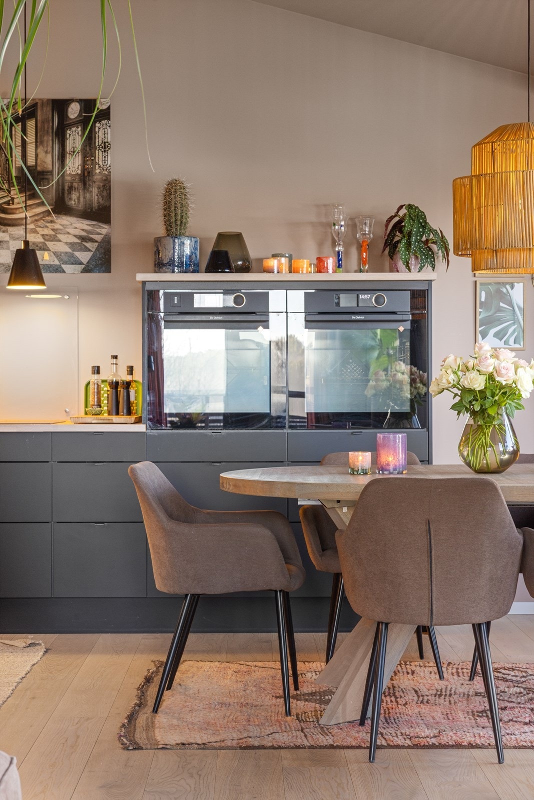 Det er integrert oppvaskmaskin fra Asko, platetopp fra Silverline, stekeovn fra DeDietric og kjøl/fryseskap fra Gorenje. Galleribilde