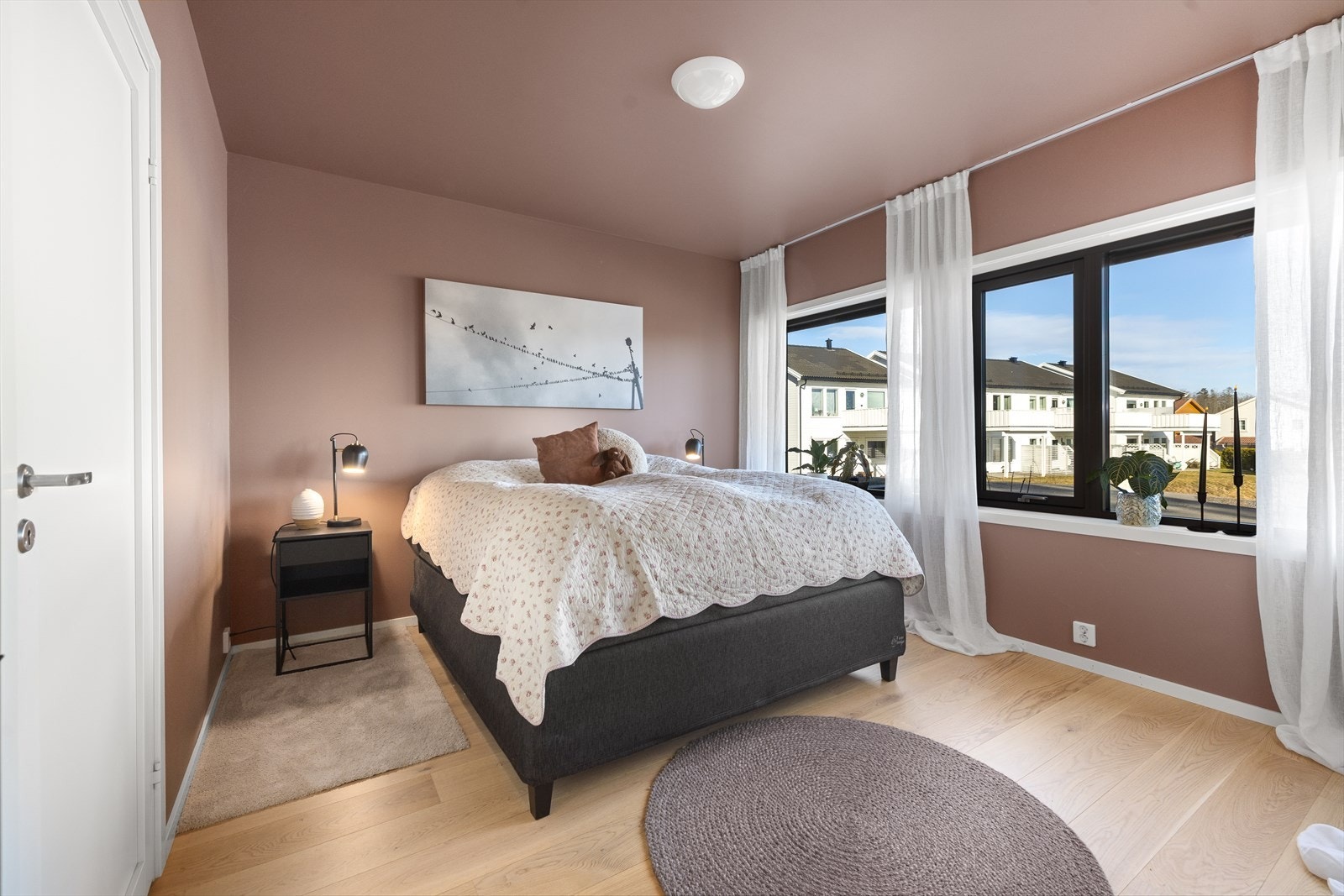 Hovedsoverommet er romslig med god plass til dobbeltseng, nattbord og skyvedørsgarderobe. Galleribilde