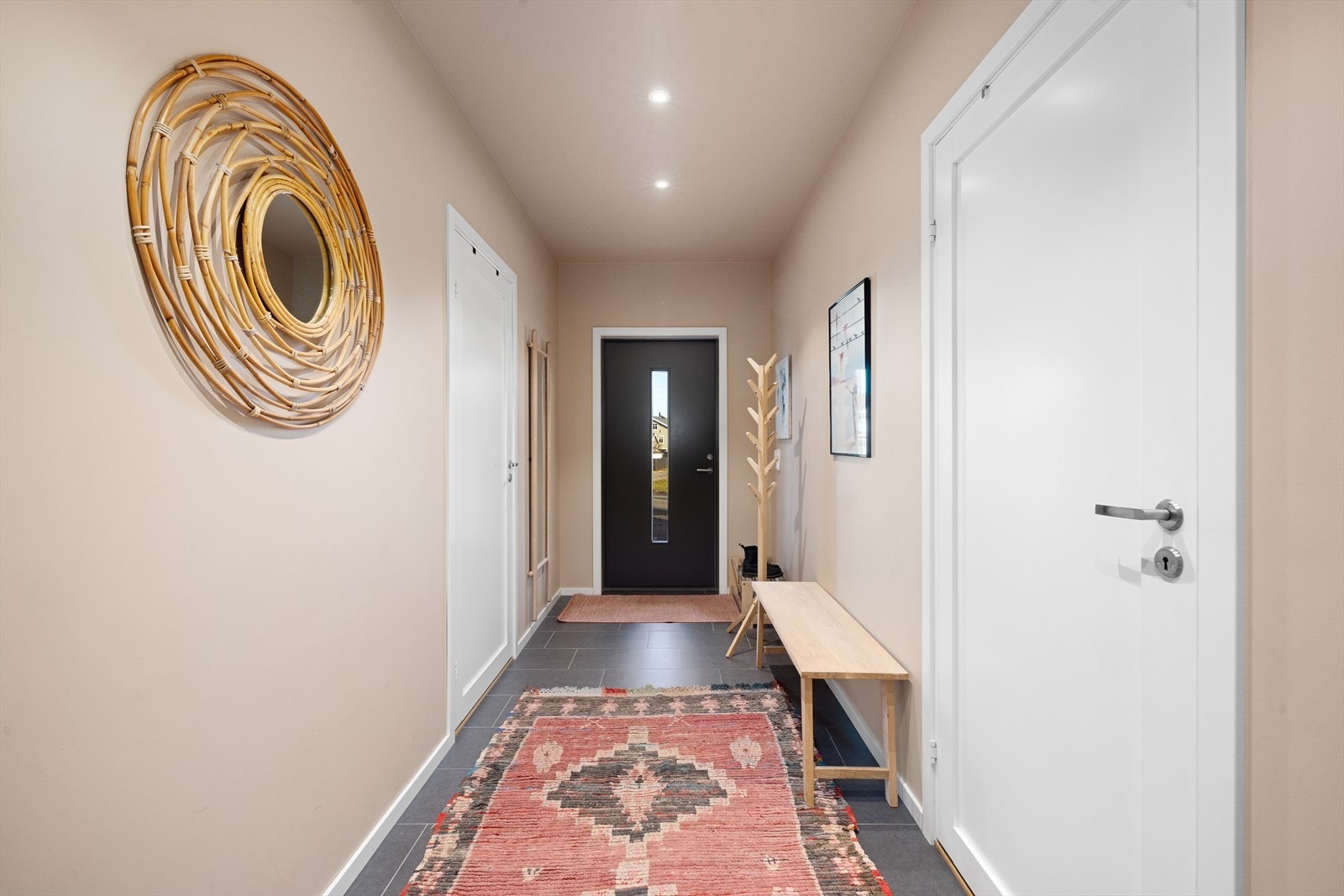 Velkommen inn! I gangen er det plass til knagger og skohylle for oppbevaring av yttertøy. Galleribilde