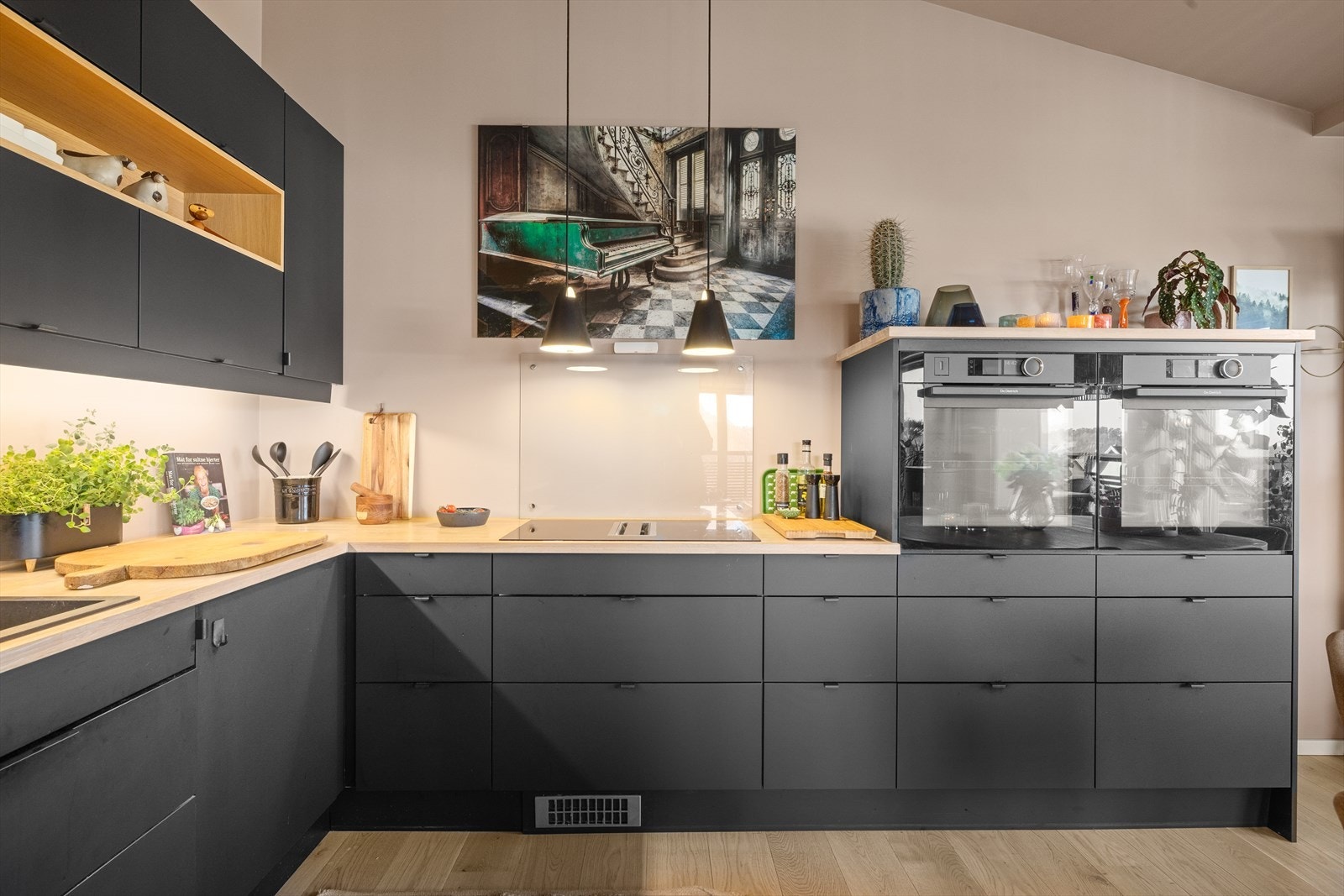 Innredning med kullfiltervifte innfelt i platetopp. Galleribilde