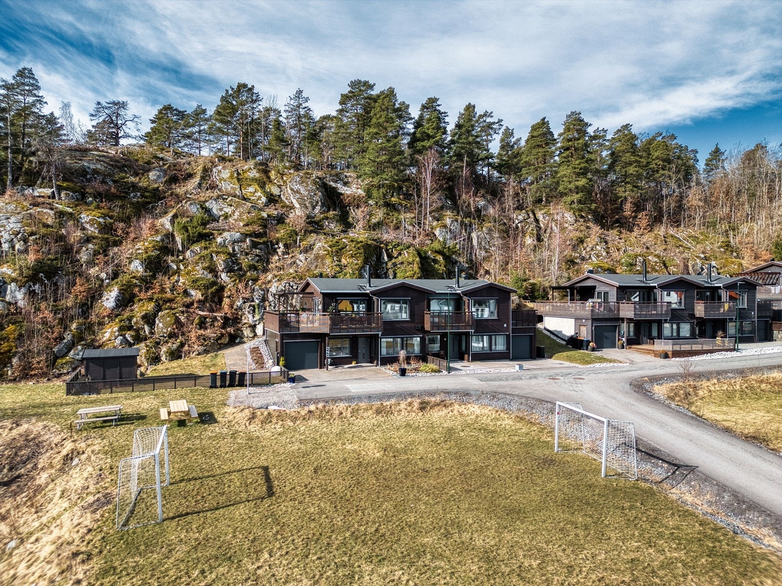 Tilbaketrukket og rolig beliggenhet på enden av rekken, i blindvei. Galleribilde