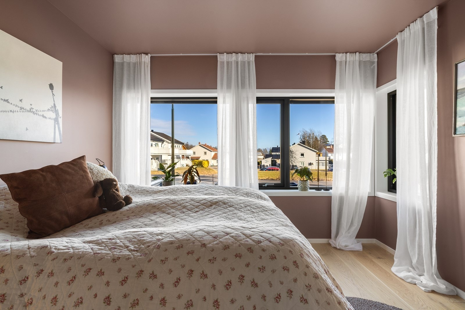 De store vindusflatene sikrer godt med lys og luft. Galleribilde