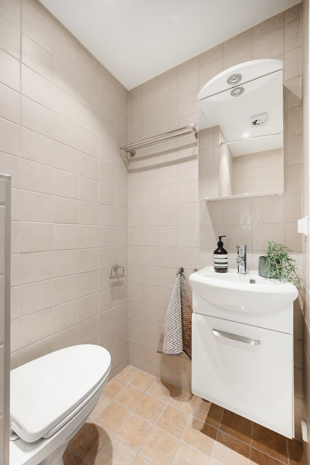 Tidløst bad oppgradert i 2013. Badet har flislagte overflater, downlights i himling og elektrisk gulvvarme. Galleribilde
