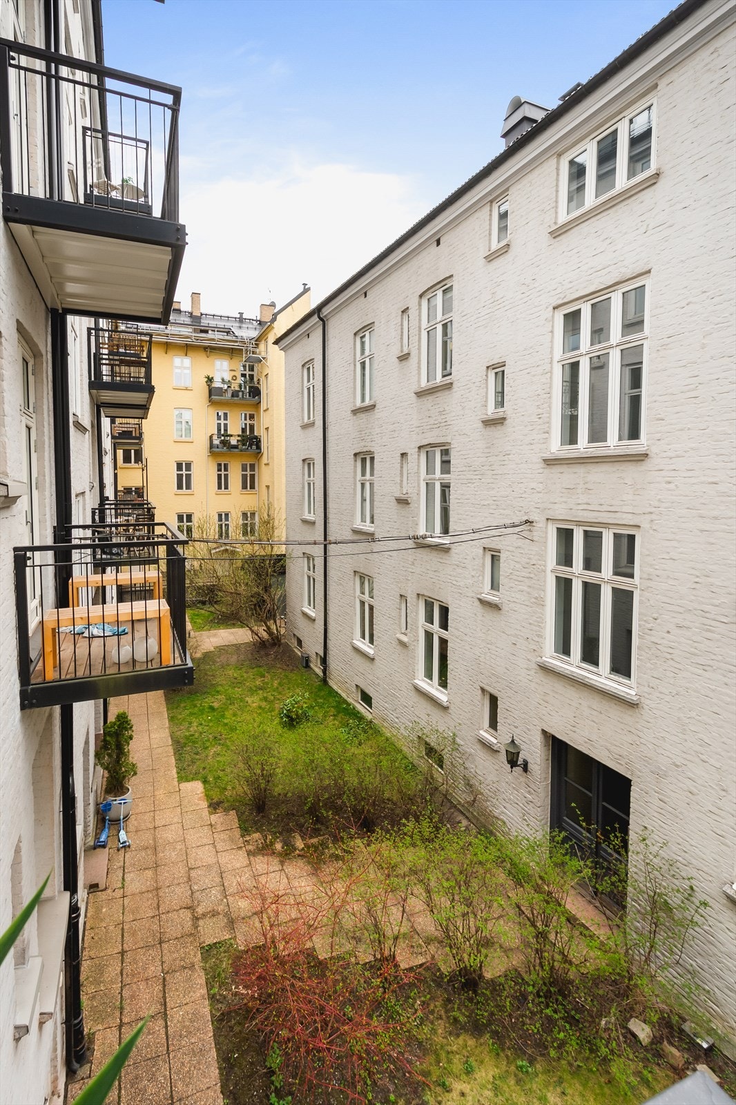 Balkongen vender mot rolig og hyggelig bakgård. Galleribilde