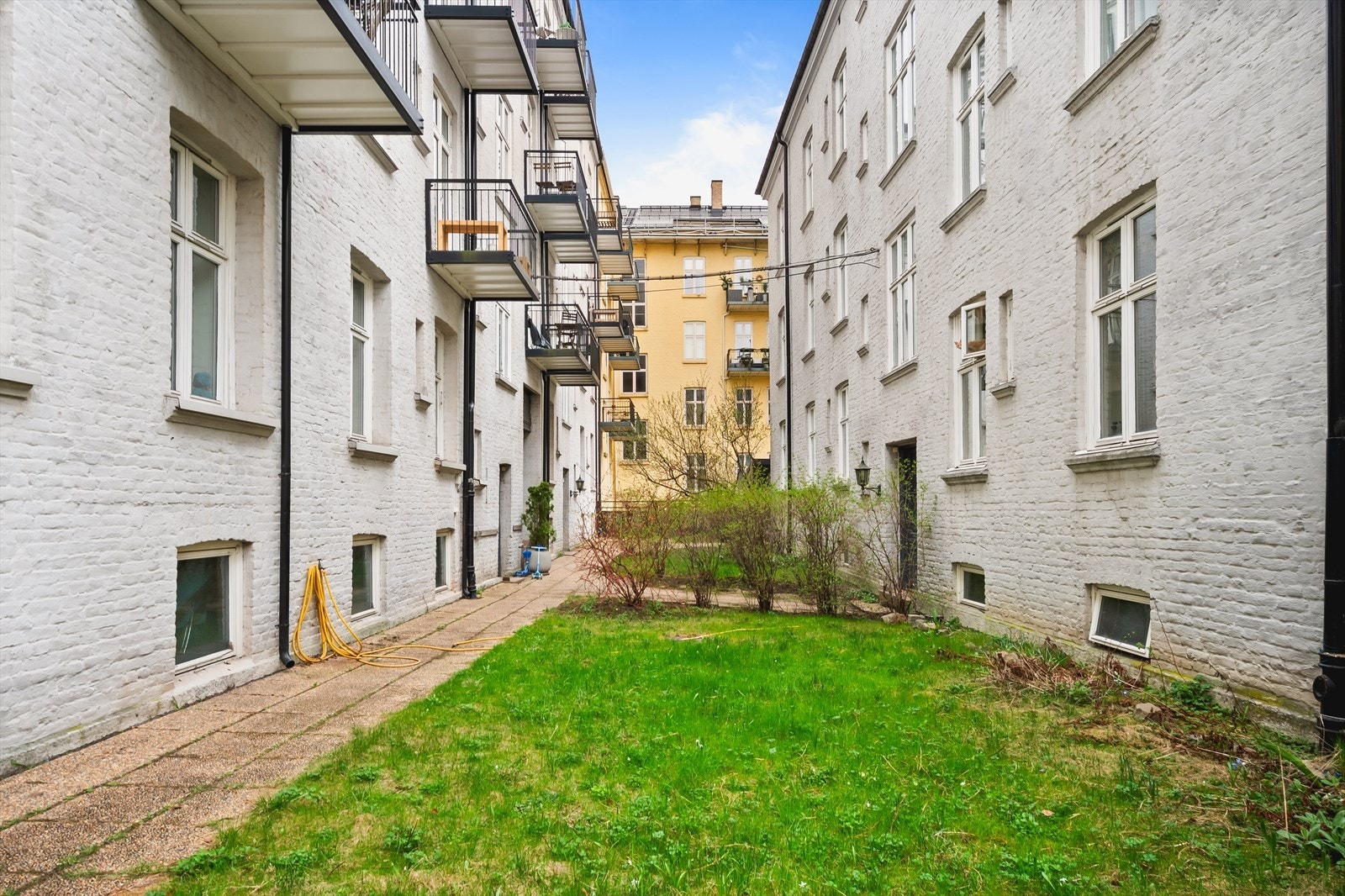 Soverommet og balkongen vender mot rolig bakgård. Galleribilde