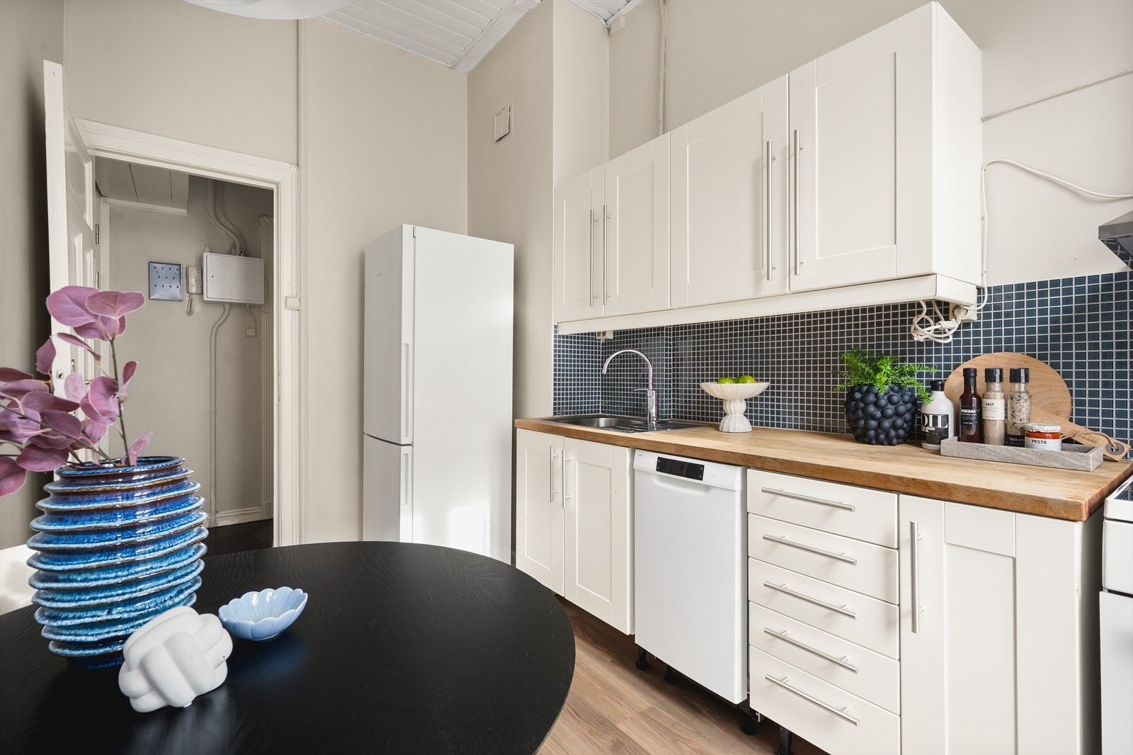 Hvitevarene er frittstående, og består av kjøl/fryseskap, oppvaskmaskin, komfyr/platetopp med kullfiltervifte over stekesonen. Galleribilde