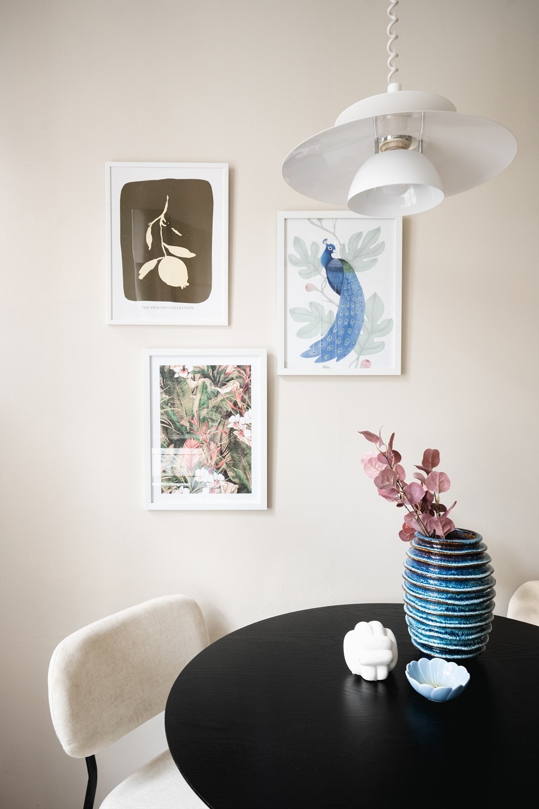 Hyggelig spiseplass ved vinduet. Galleribilde
