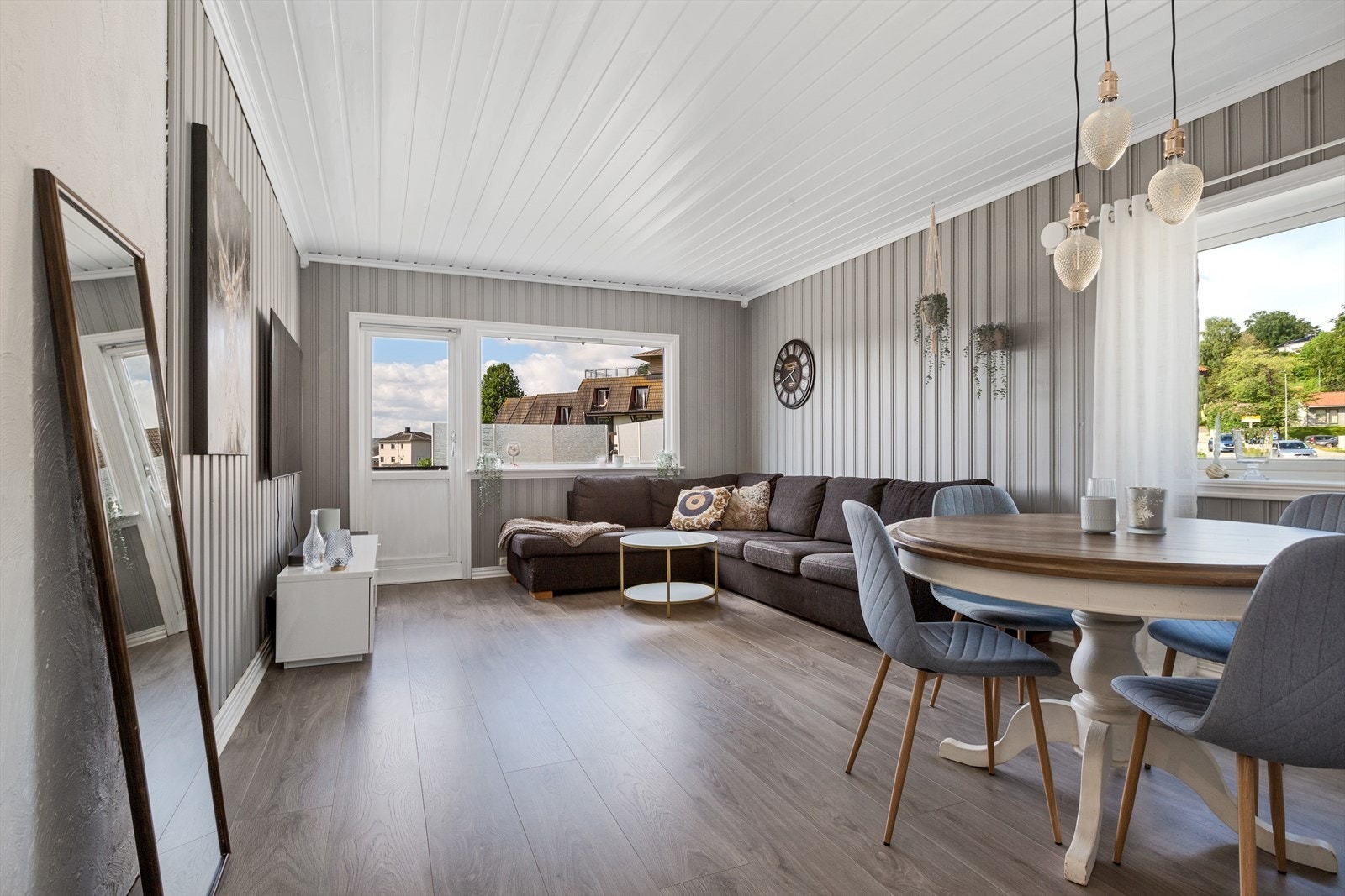 Trivelig stue med utgang til balkong Galleribilde