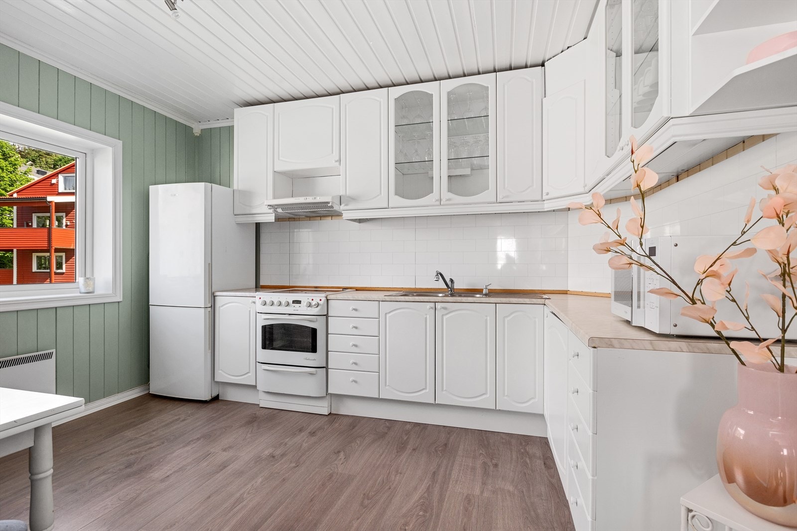 Lyst og trivelig kjøkken Galleribilde