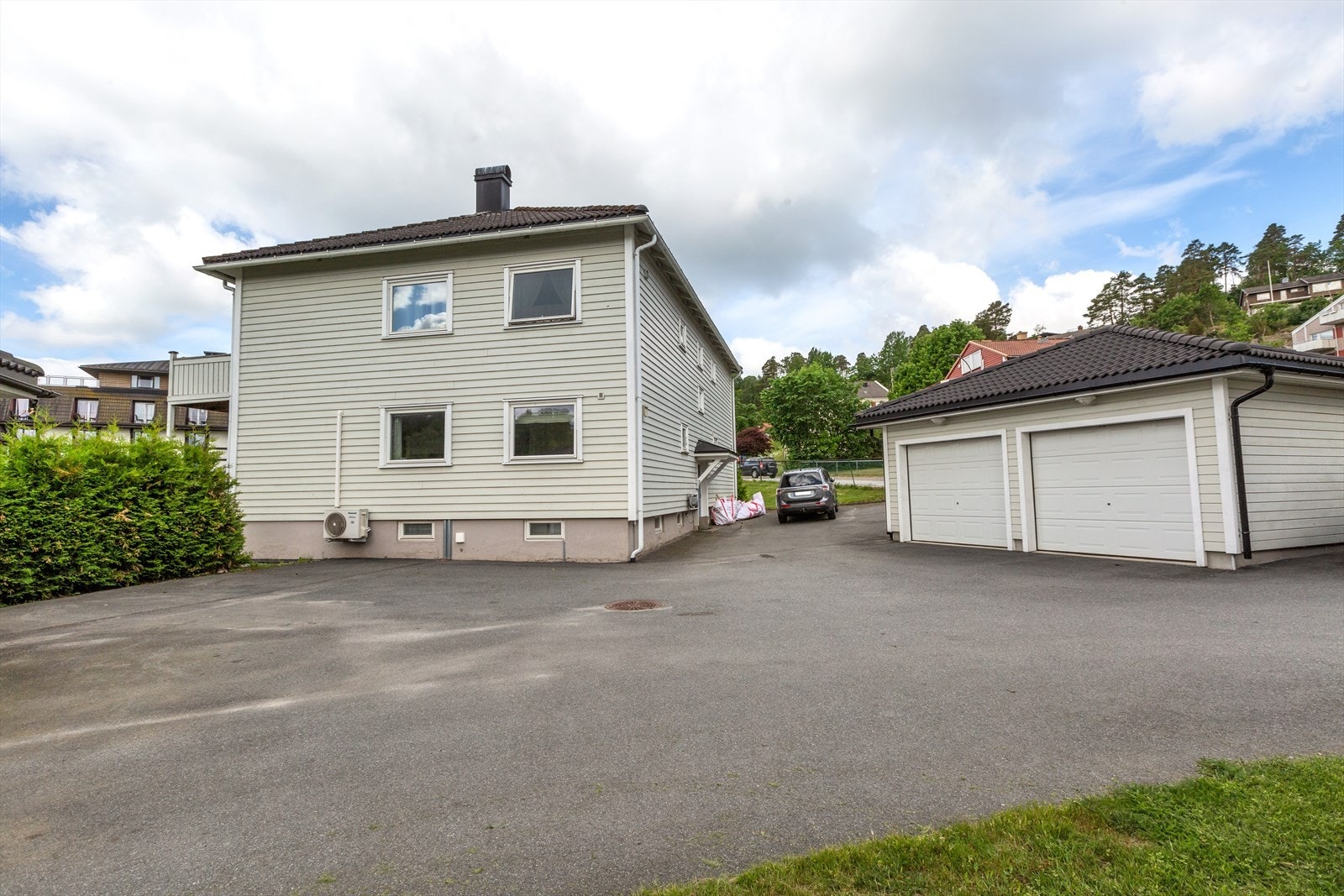 Fasade og garasjebygg Galleribilde