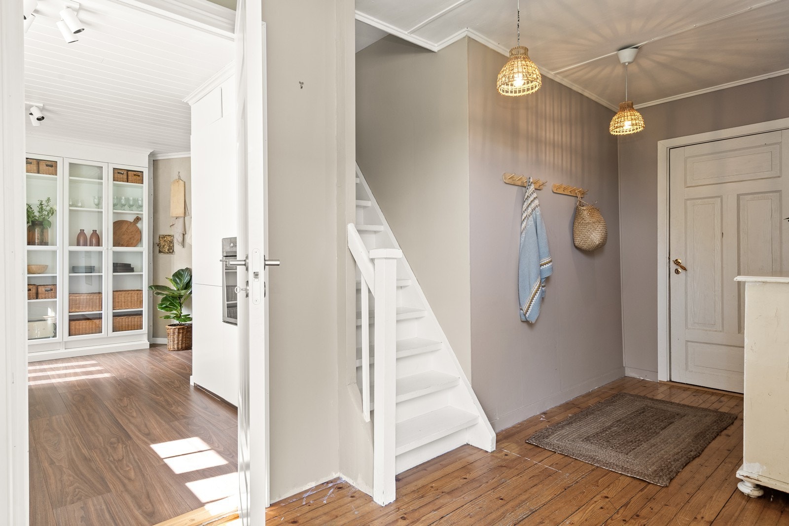 Landlig og rustikk stil med gang/hall, kjøkken, bad, stue, spisestue og bod i 1. etasje Galleribilde