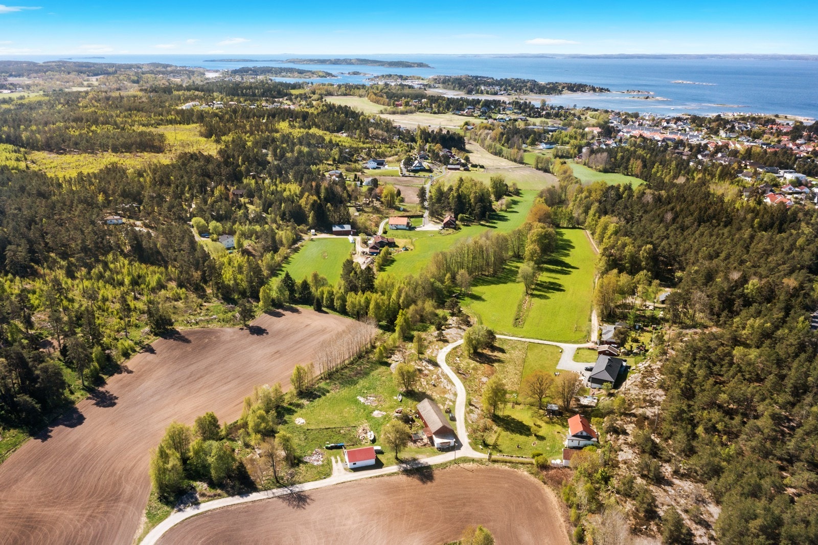 Landlig og idyllisk, kun få km. fra Saltnes sentrum - Kort vei til barnehage, skole, butikk og fine strender. Galleribilde