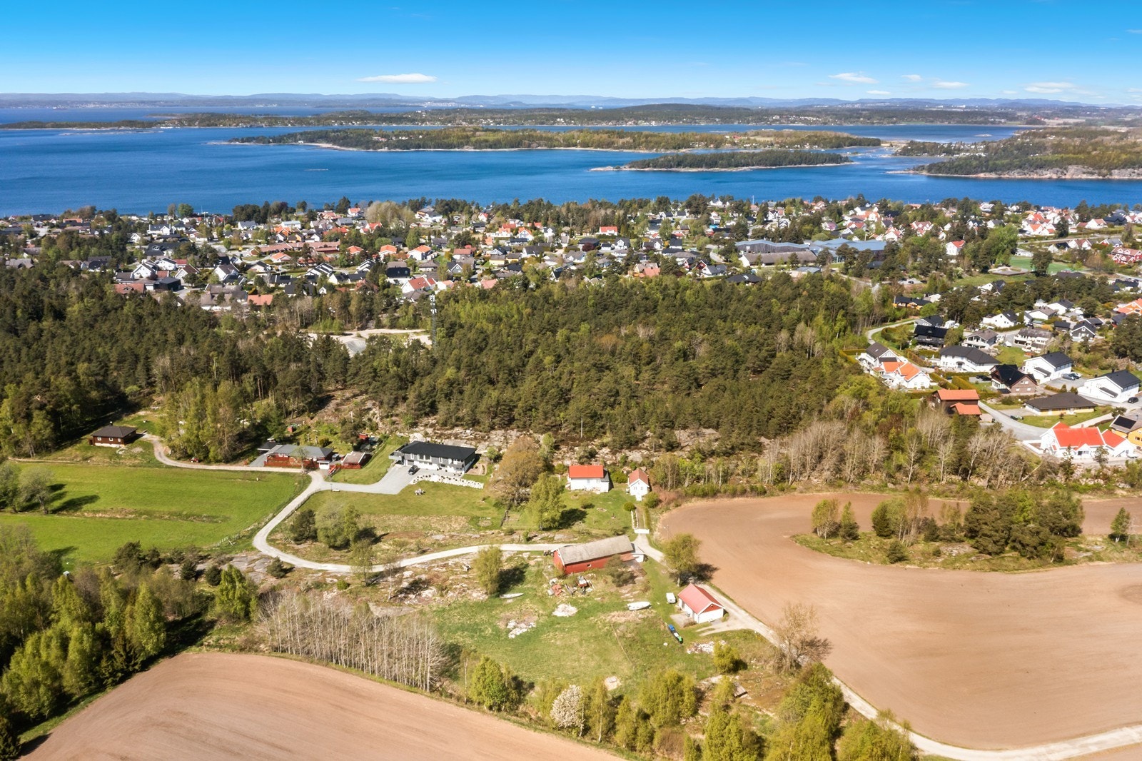 Deler av småbruket med Spetalen skole, Saltnes, Oven og Larkollen i bakgrunnen Galleribilde