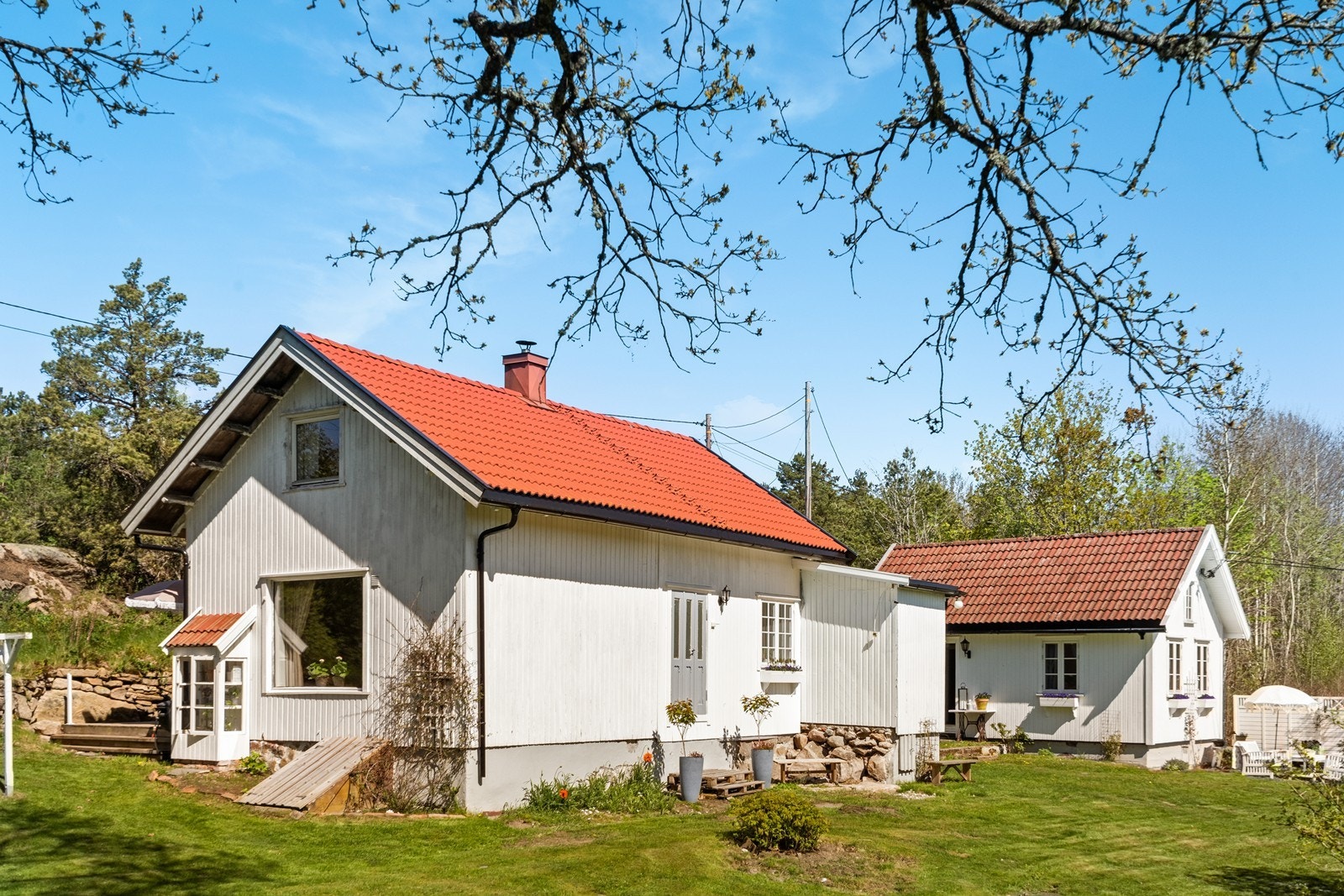 Taket på våningshuset var nytt i 2015. Det trengs en del restaurering av våningshuset Galleribilde