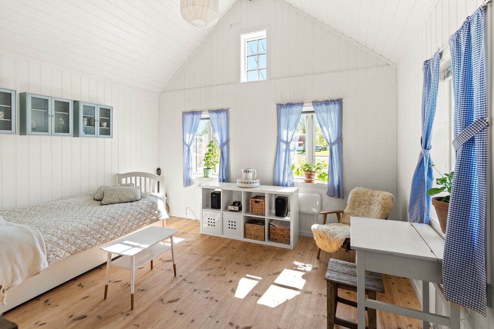 Lyst og sommerlig innredet rom i bryggerhus/anneks Galleribilde