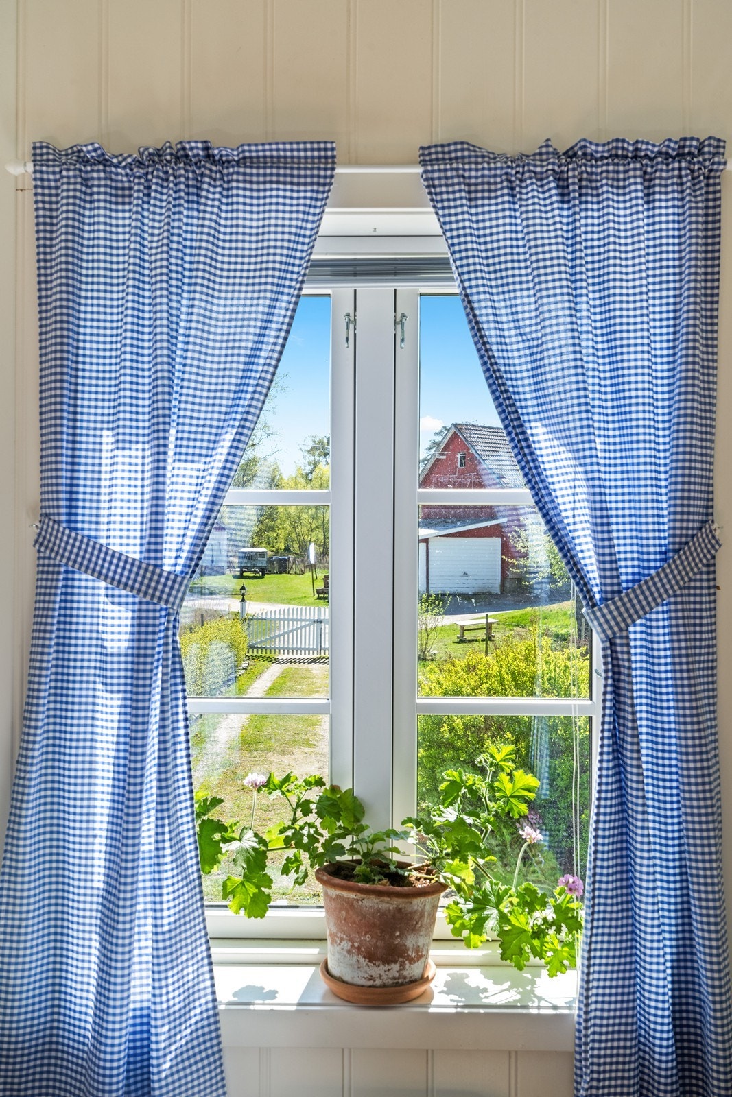 Fra bryggerhus/anneks, mot garasje og låven Galleribilde