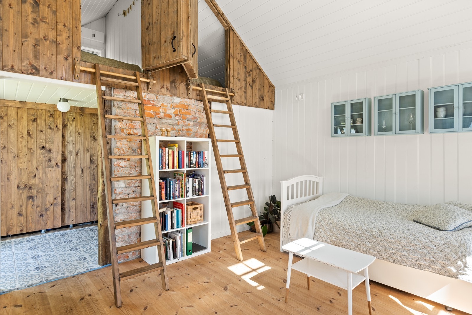 Trappeadkomst opp til den todelte hemsen i bryggerhus/anneks Galleribilde