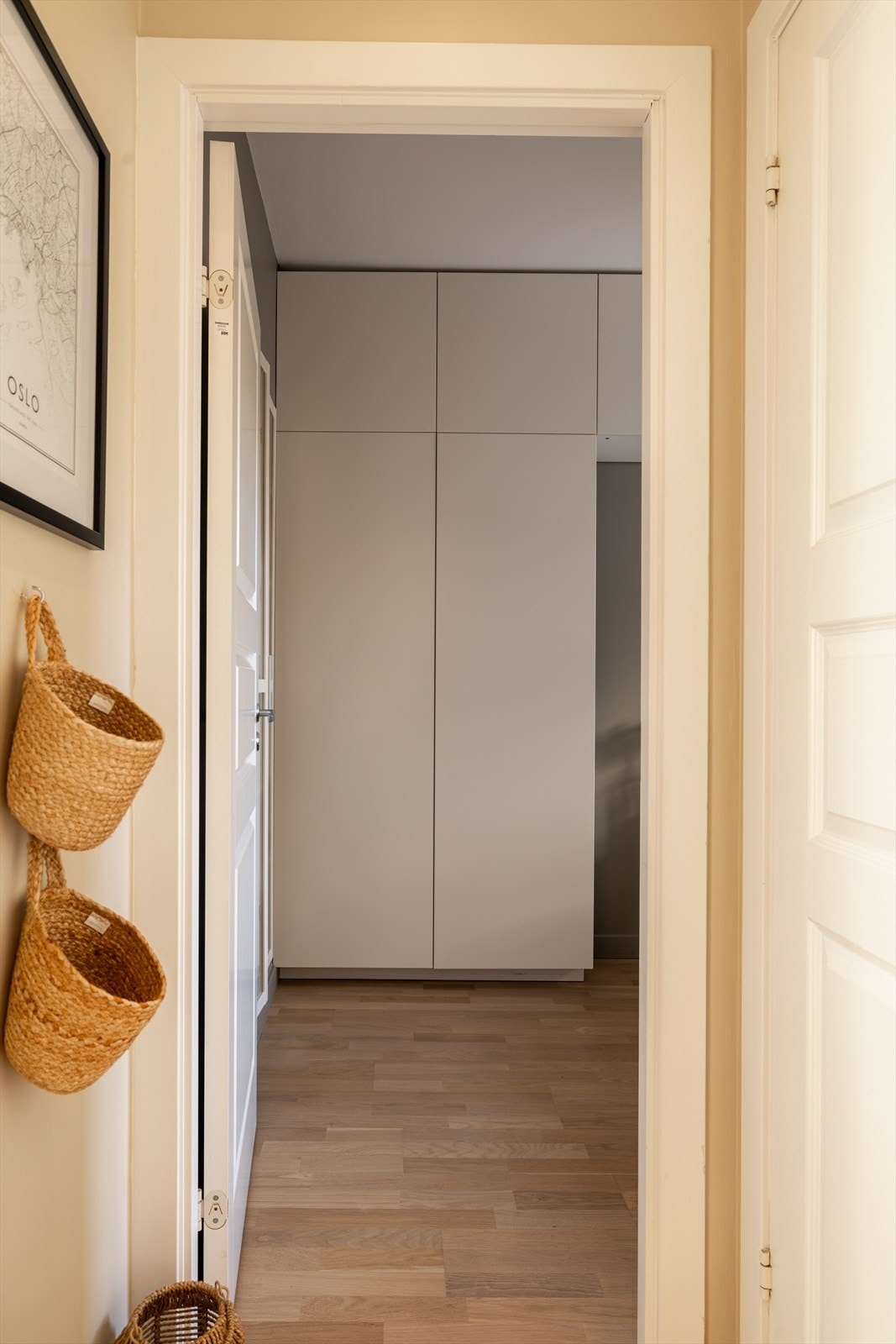 På hovedsoverommet er det godt med skapplass. Galleribilde