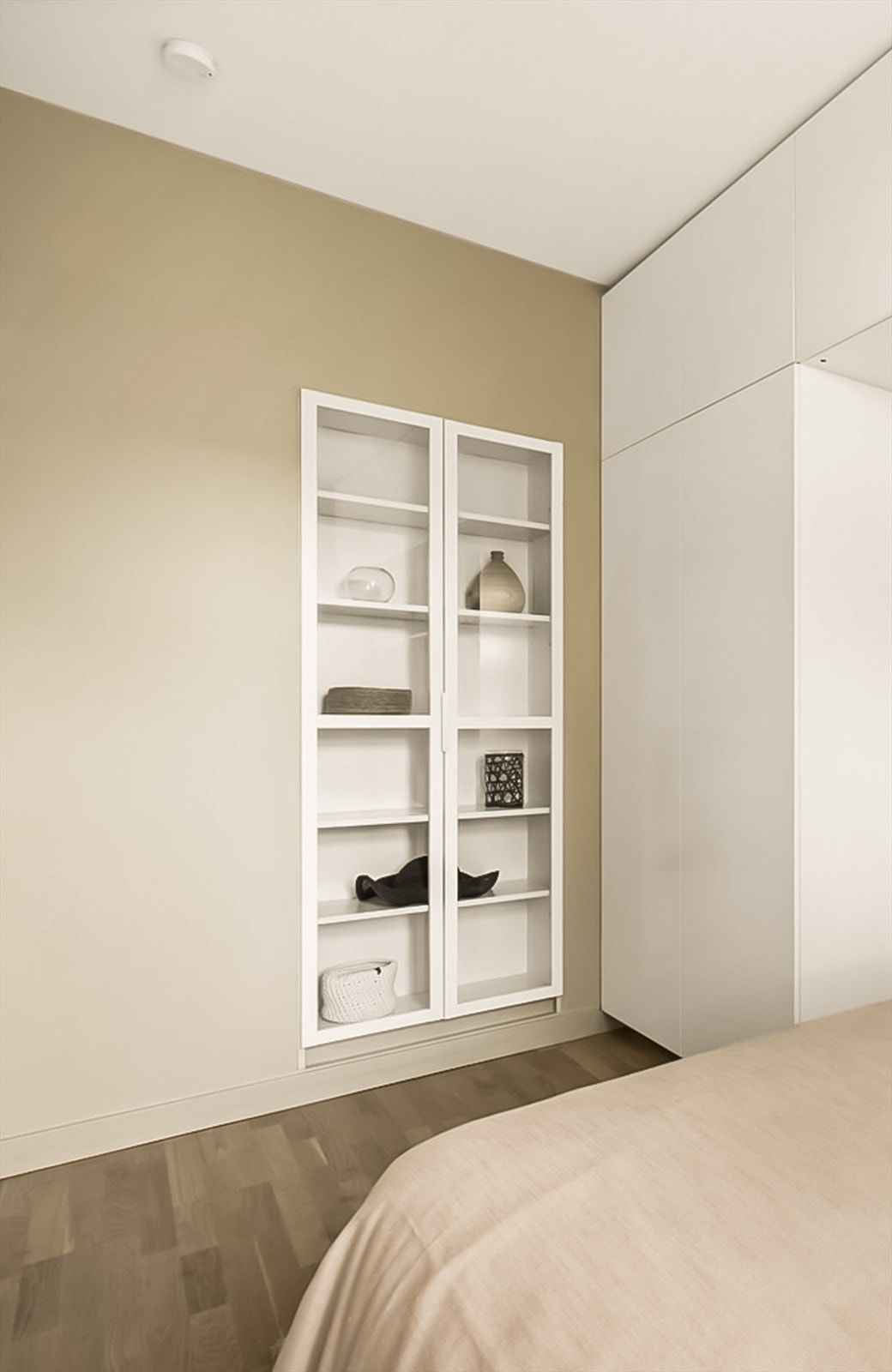 Soverommet har godt med oppbevaring og smarte løsninger. Bilde tatt fra forrige annonse. Galleribilde