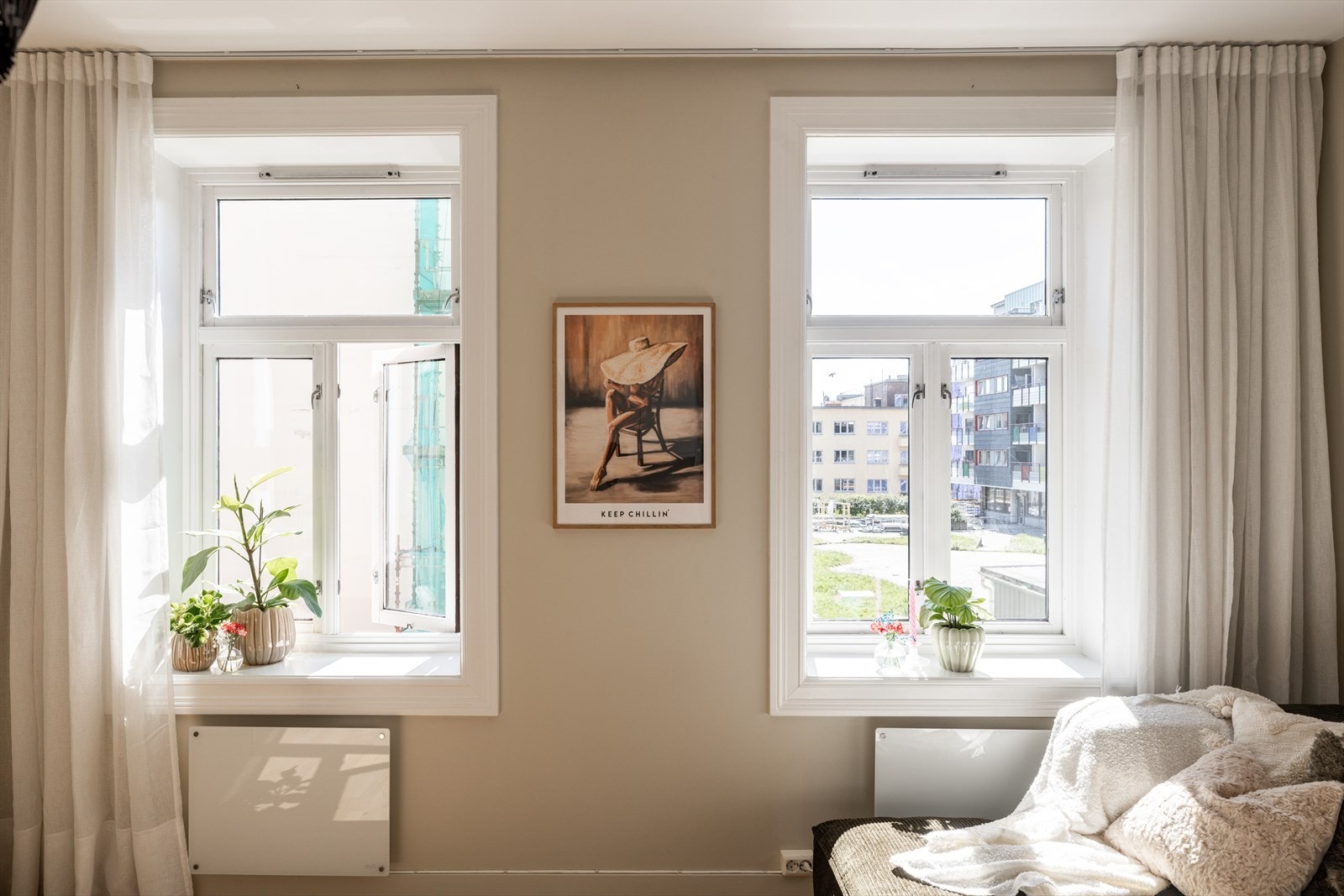 Leiligheten har store og flotte vindusflater som slipper inn godt med lys. Galleribilde