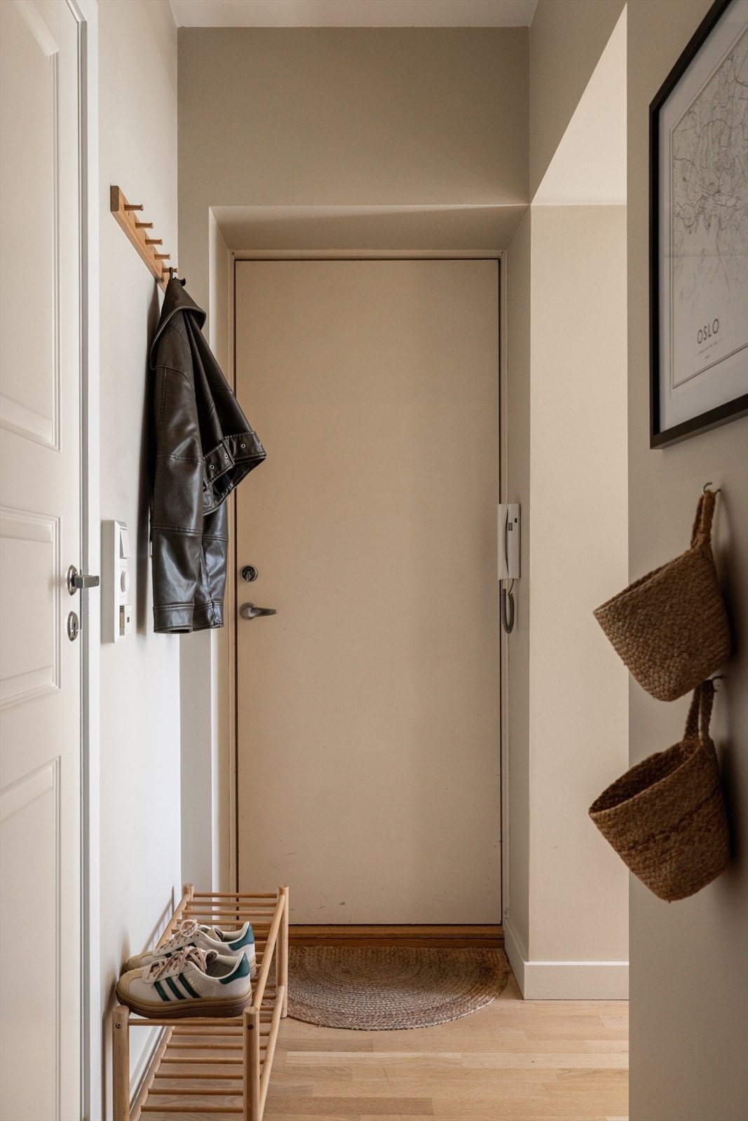 Innbydende entré som gir et godt førsteinntrykk av leiligheten. Galleribilde