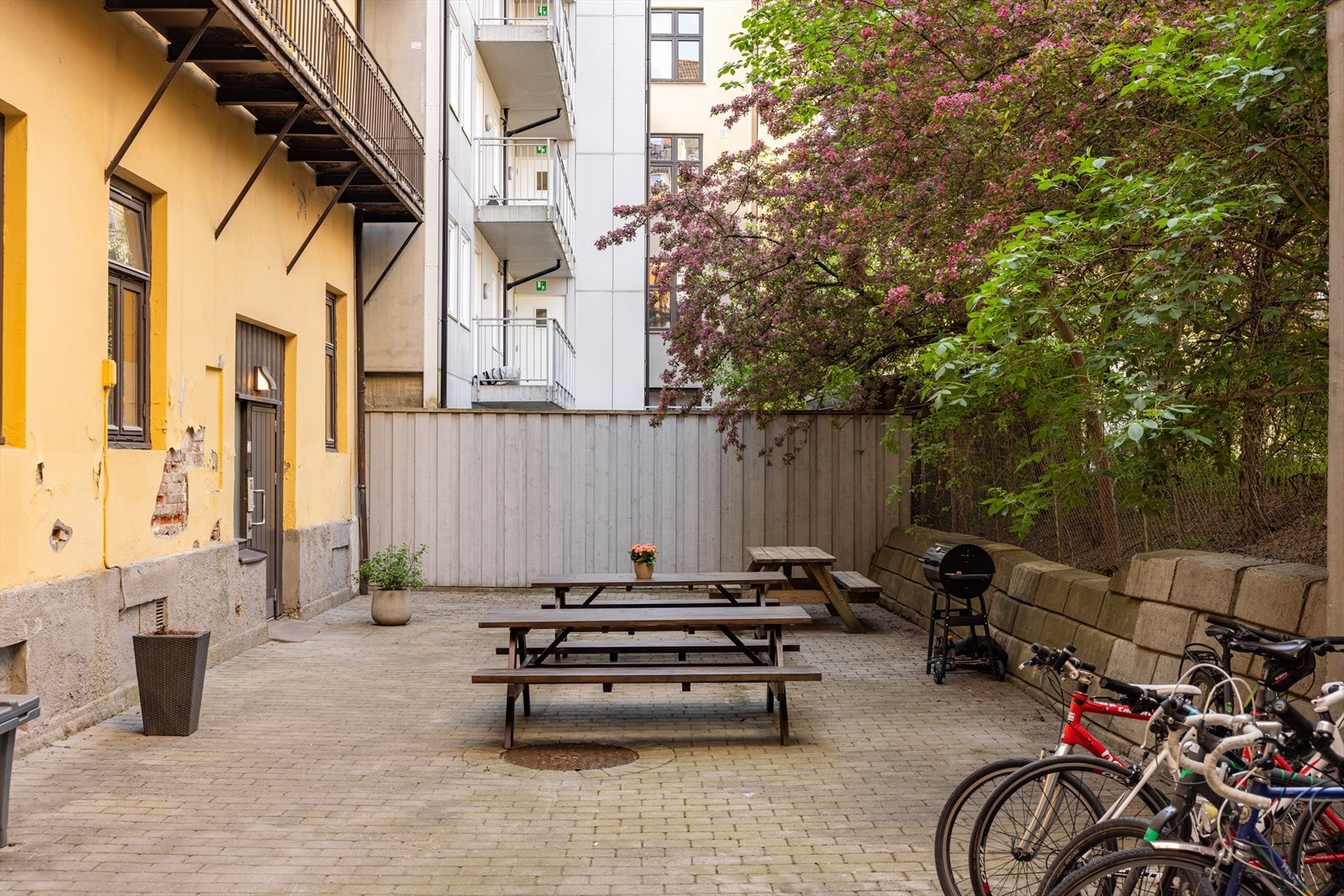 Bakgård med sittegrupper. Galleribilde