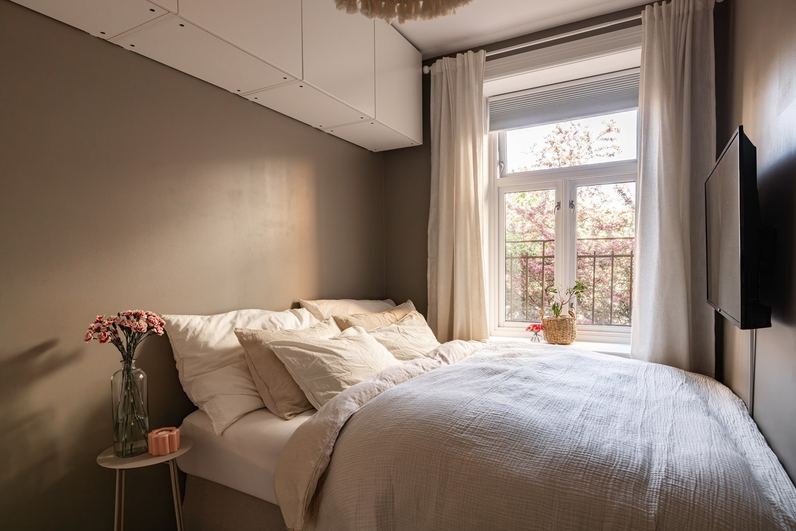 Hovedsoverommet ligger vendt ut mot bakgården. Galleribilde