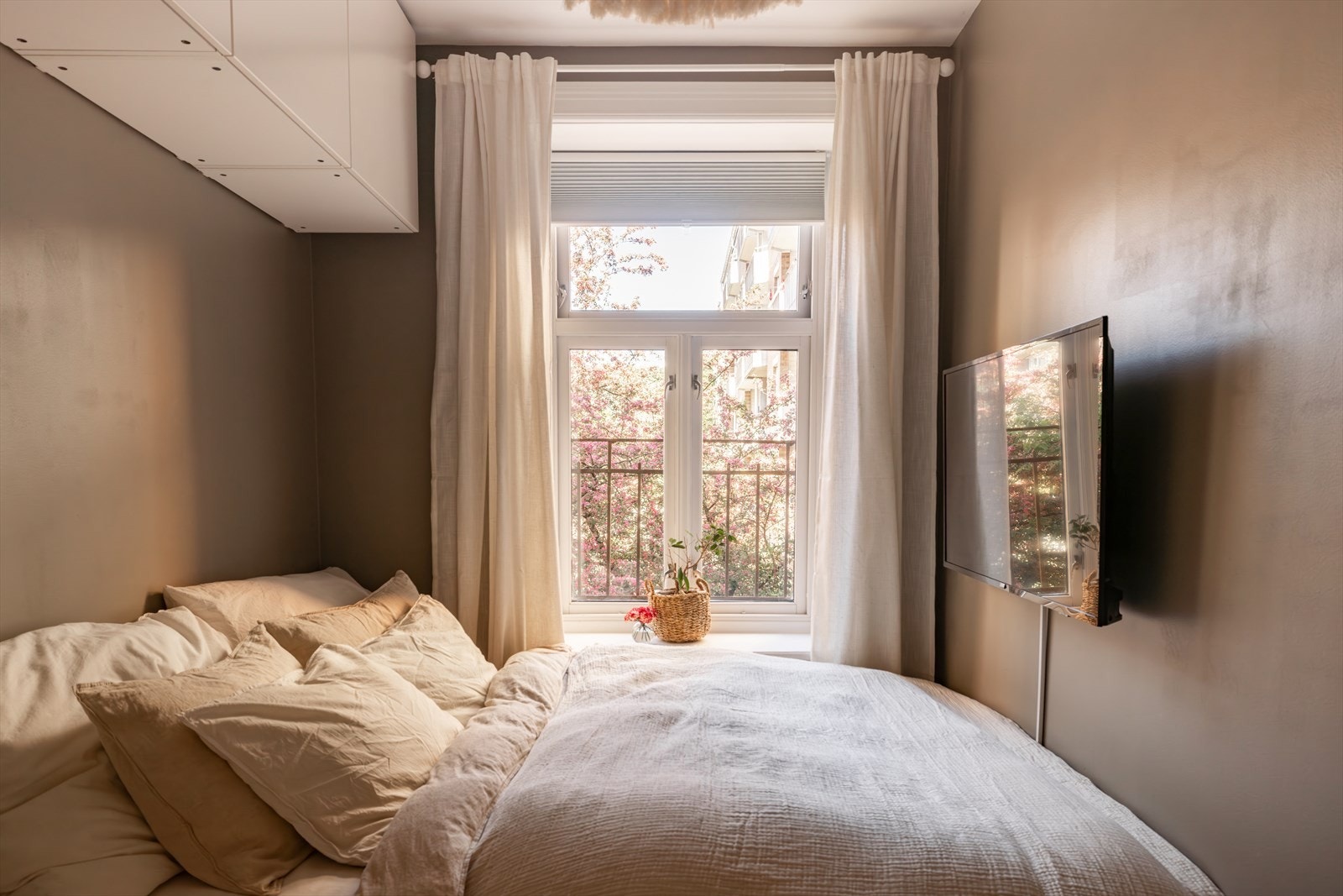 Det er god plass til dobbeltseng, vegghengte skap og fulle garderobeskap. Galleribilde