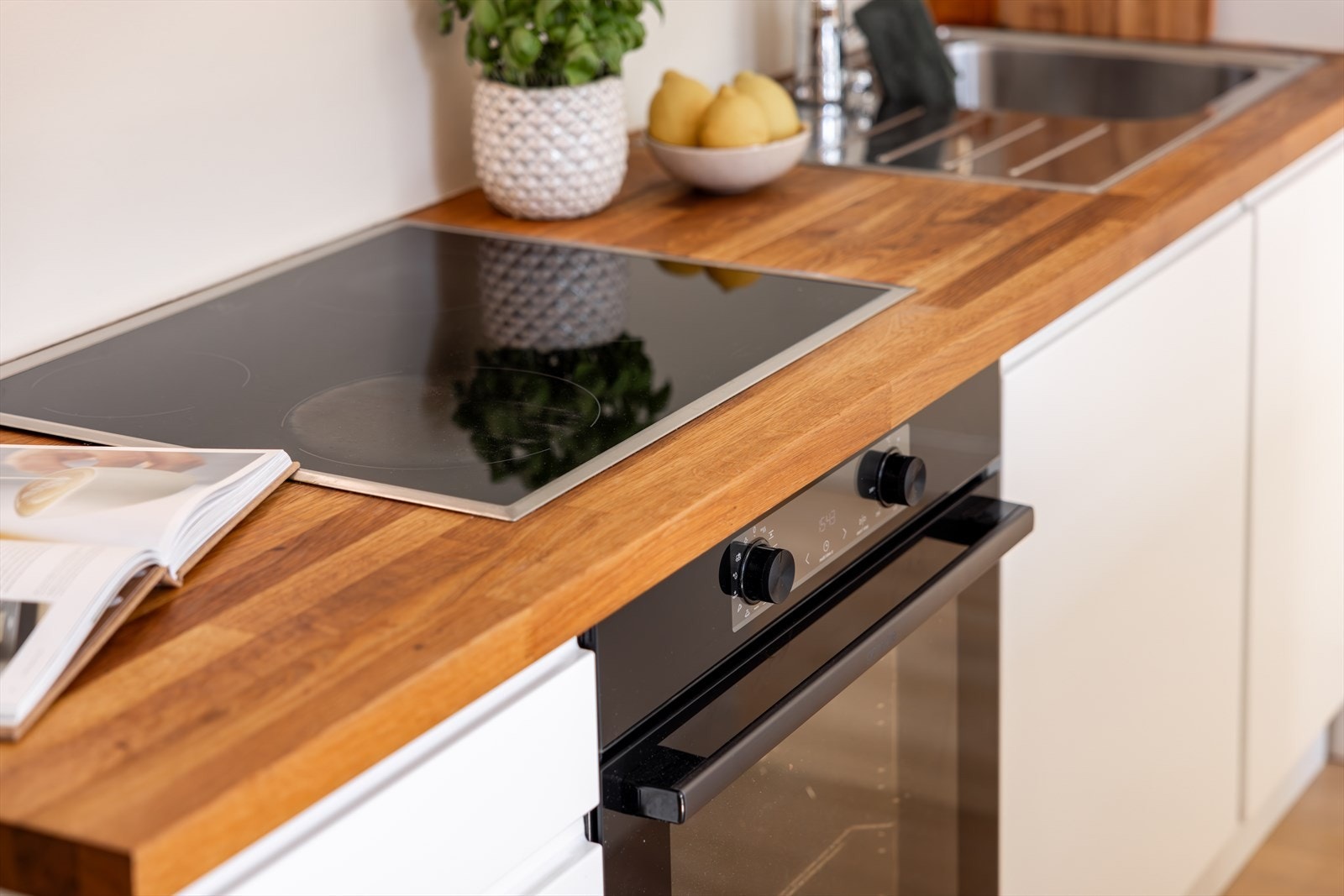 Stekeovn, platetopp, kjøl/frys og oppvaskmaskin er integrert i innredningen. Galleribilde