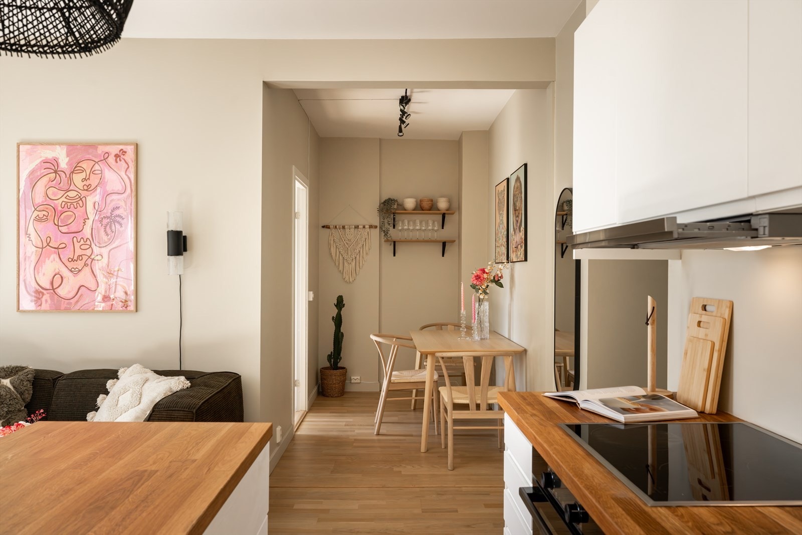 Det er god plass til spisebord i enden av rommet. Galleribilde