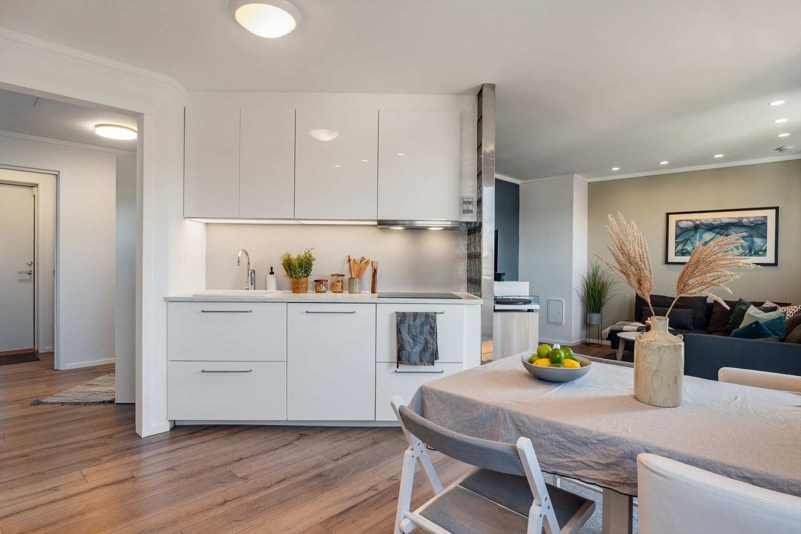 Leiligheten har et pent kjøkken som er spesialtilpasset leiligheten. Stilren innredning med slette fronter og integrerte hvitevarer. Galleribilde