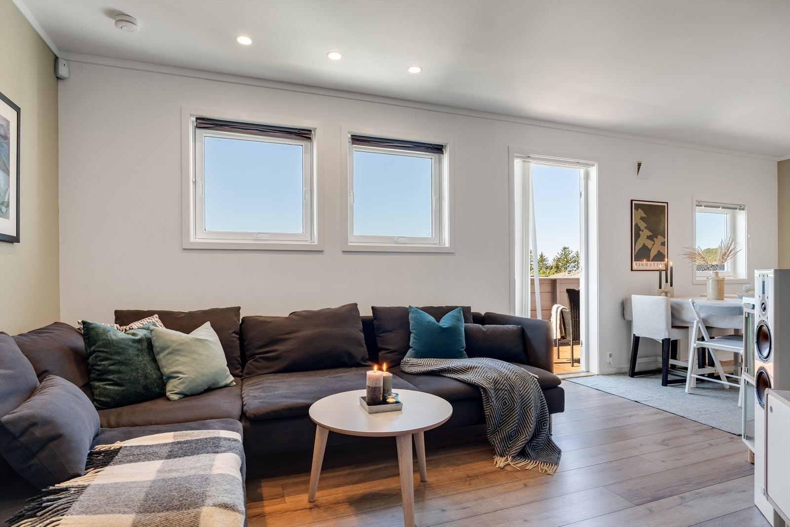 Stue/kjøkken og altan ligger ut mot en blindvei, ingen gjennomgangstrafikk. Galleribilde