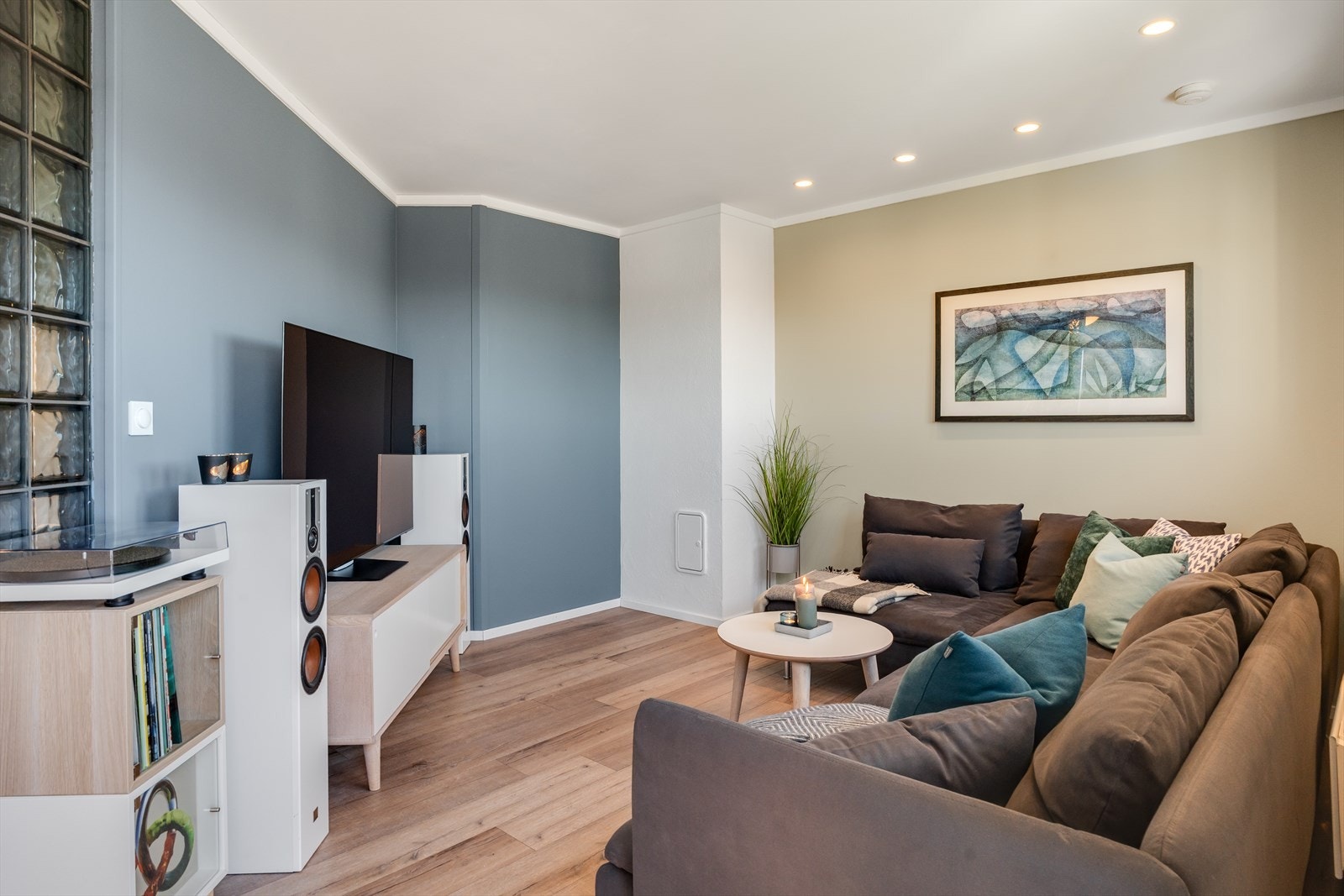 Stue og kjøkken i åpen løsning. I stue/kjøkken er det god plass til sittegruppe og spisebord. Galleribilde