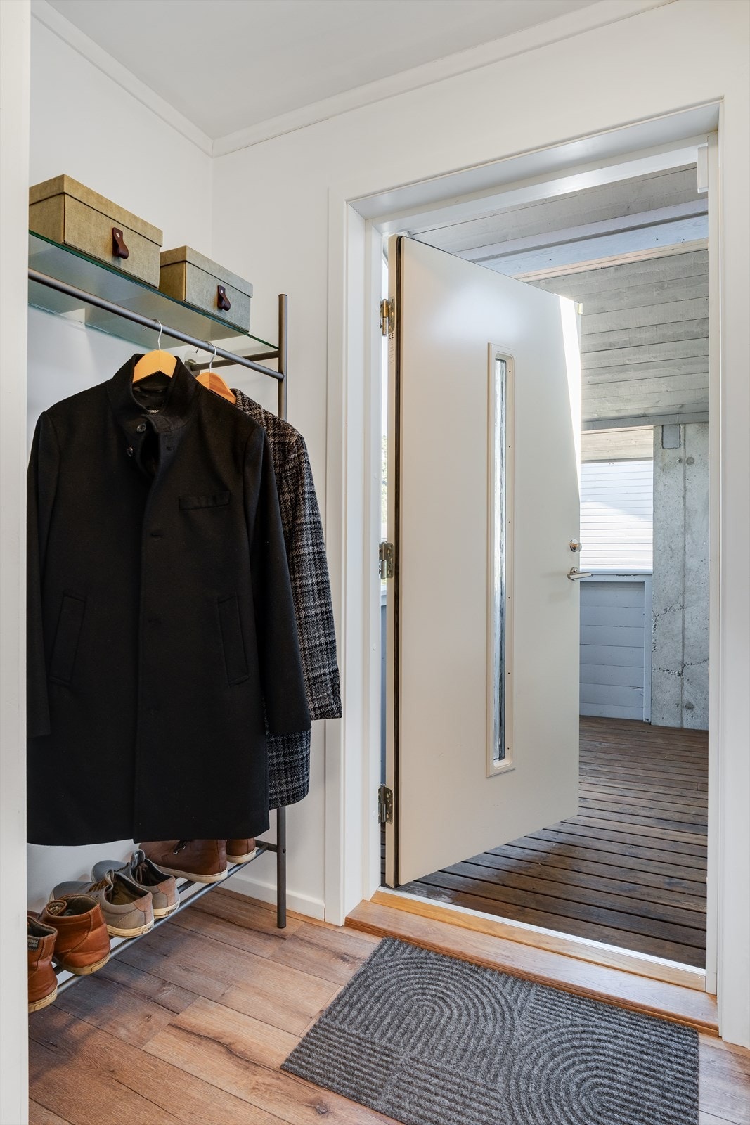 Entré med plass til å henge fra seg, i tillegg til at det er en romslig gang med god plass til møblement. Galleribilde
