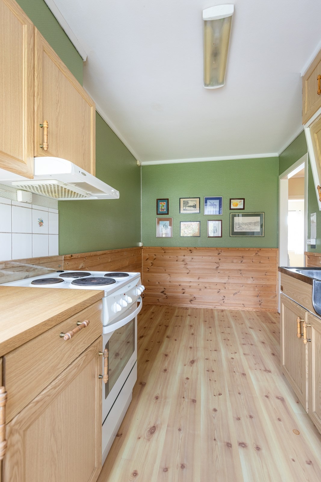 På kjøkkenet er det også plass til et spisebord. Galleribilde