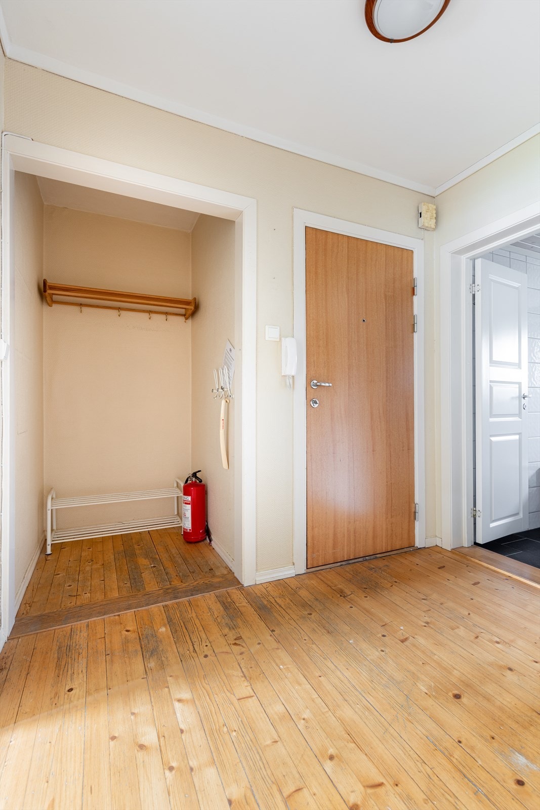 Entreen har callinganlegg med døråpner. Det er åpnet opp mellom den tidligere boden og entréen. Dette har blitt en fin og avskjermet plass for sko og yttertøy. Galleribilde