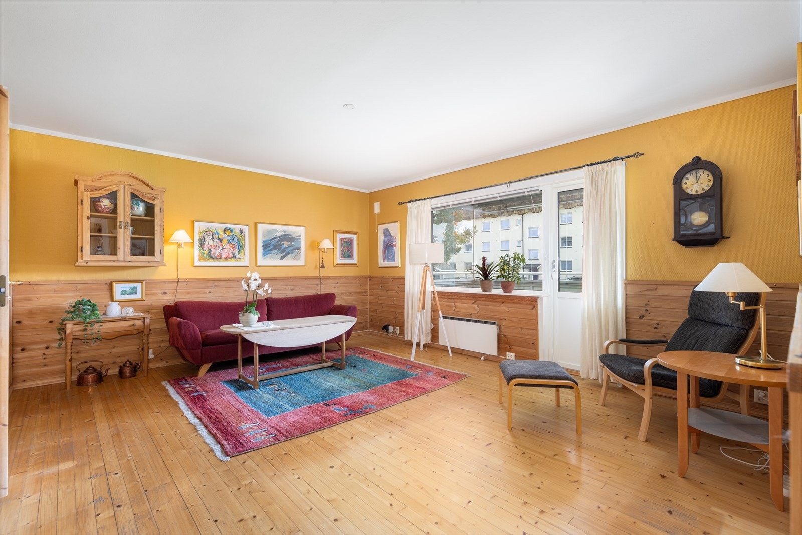 Boligen fremstår som en hyggelig 3-roms leilighet med god planløsning. Det er laminat og furu på gulv, samt malt strie og panel på vegger i store deler av boligen. Galleribilde