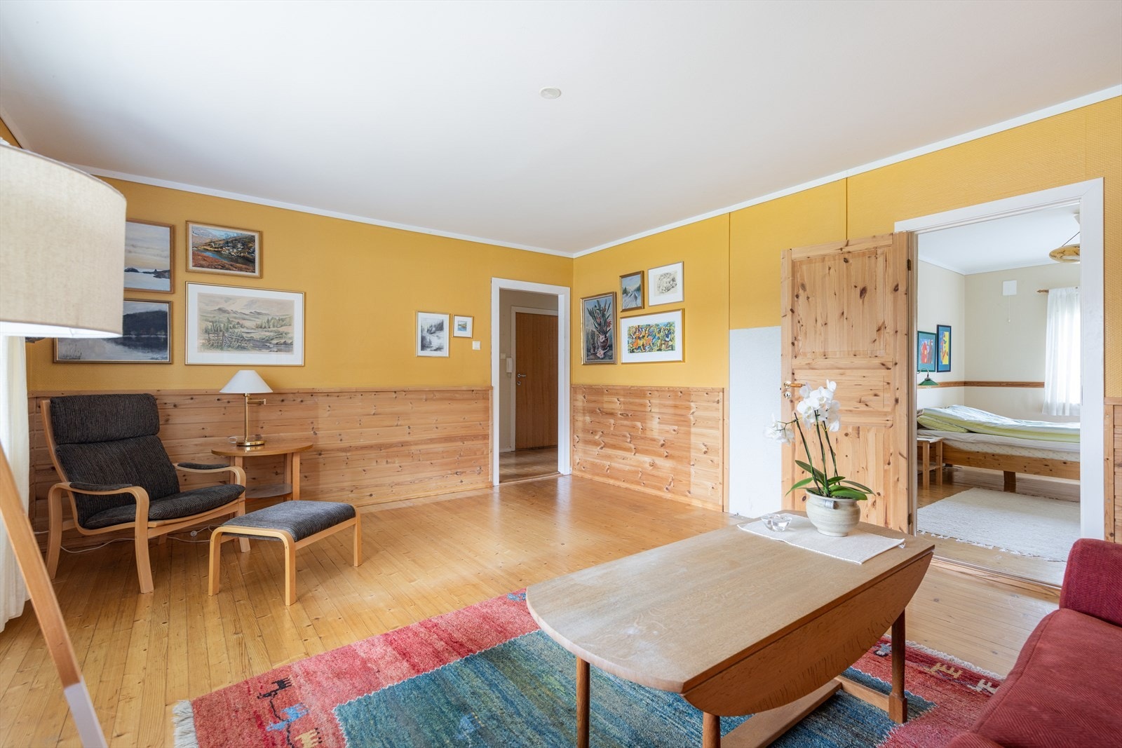 Stuen er romslig, og har god plass til sofagruppe og spisebord. Her er det også pipe, men ikke montert ildsted. Galleribilde