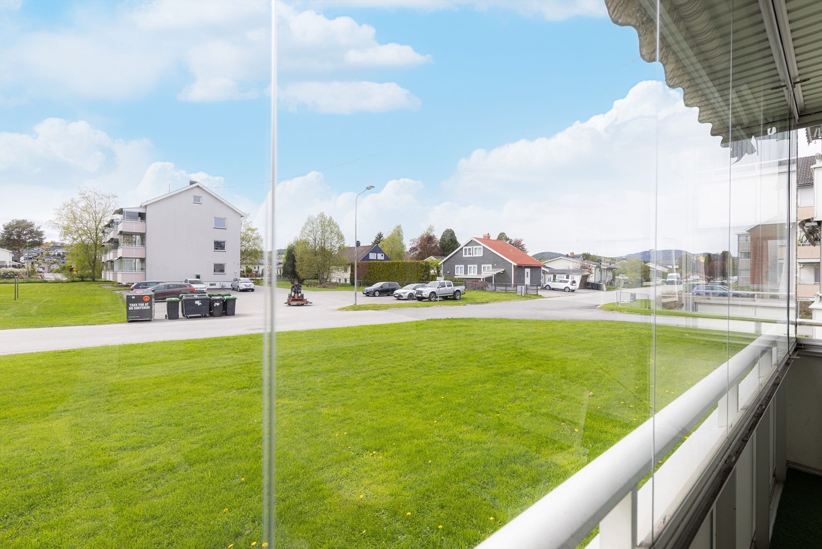 Fra balkongen er det fint utsyn ut over nærområdet. Galleribilde