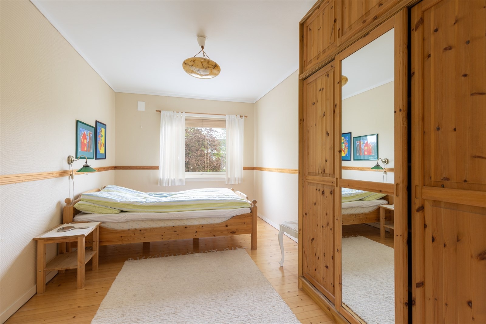 I boligen er det to lyse soverom. Galleribilde