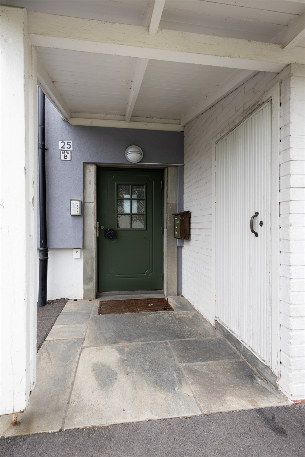 I tillegg disponerer boligen to boder i kjeller og en på loftet på til sammen 12 kvm. Galleribilde