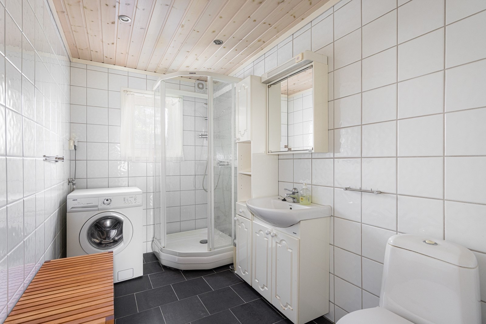 Bad pusset opp i regi av borettslaget i 2005. Badet har flis på gulv og vegger, og inneholder dusjkabinett, toalett og innredning med hvit vask, under- og sideskap med profilerte fronter og speil.
Varmekabler og opplegg for vaskemaskin. Mekanisk avtrekk. Galleribilde