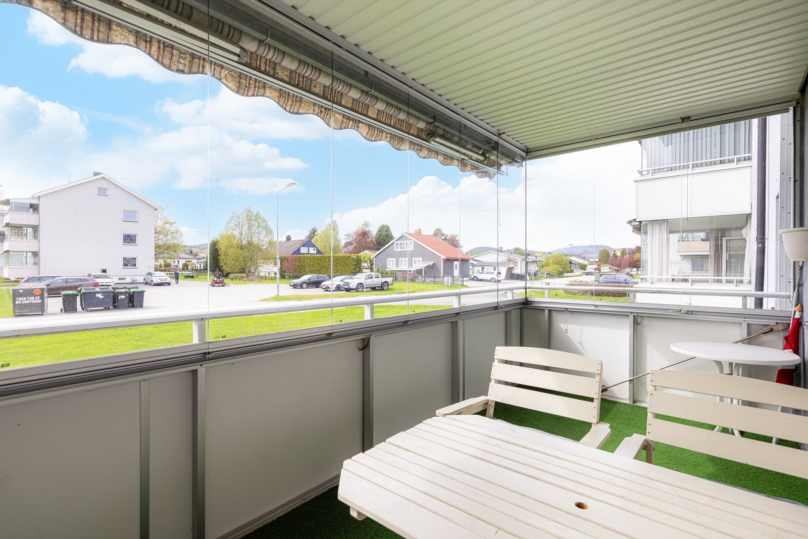 Her har boligen en 9 kvm stor innglasset balkong med god plass til hagemøbler og manuell markise for skjerming,. Galleribilde