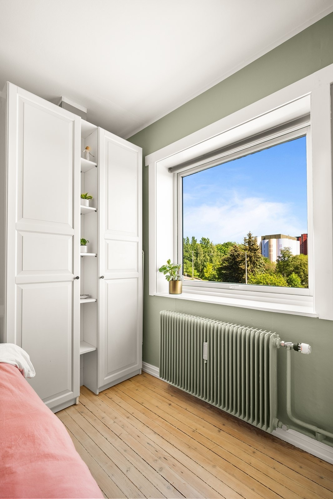 Stort vindu sikrer godt med lys og luft. Åpent og fritt utenfor, uten gjenboere eller innsyn. Galleribilde