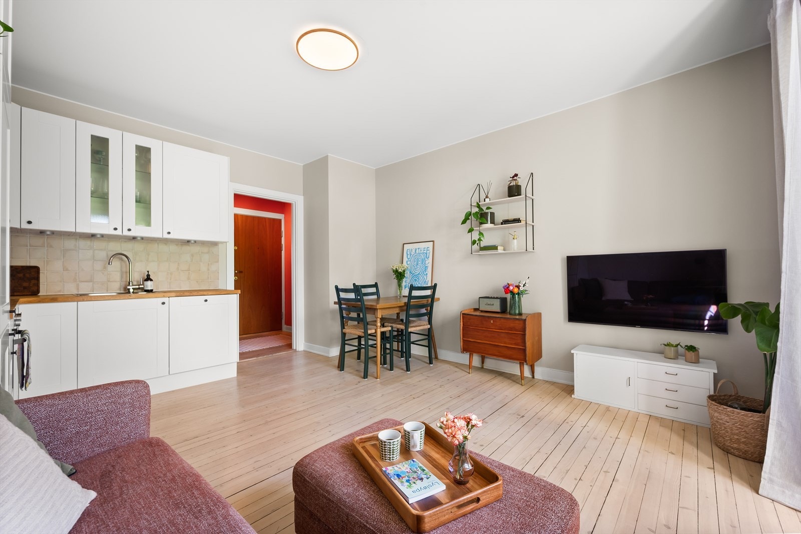 Ved kjøkkenet er det god plass til spisegruppe. Galleribilde