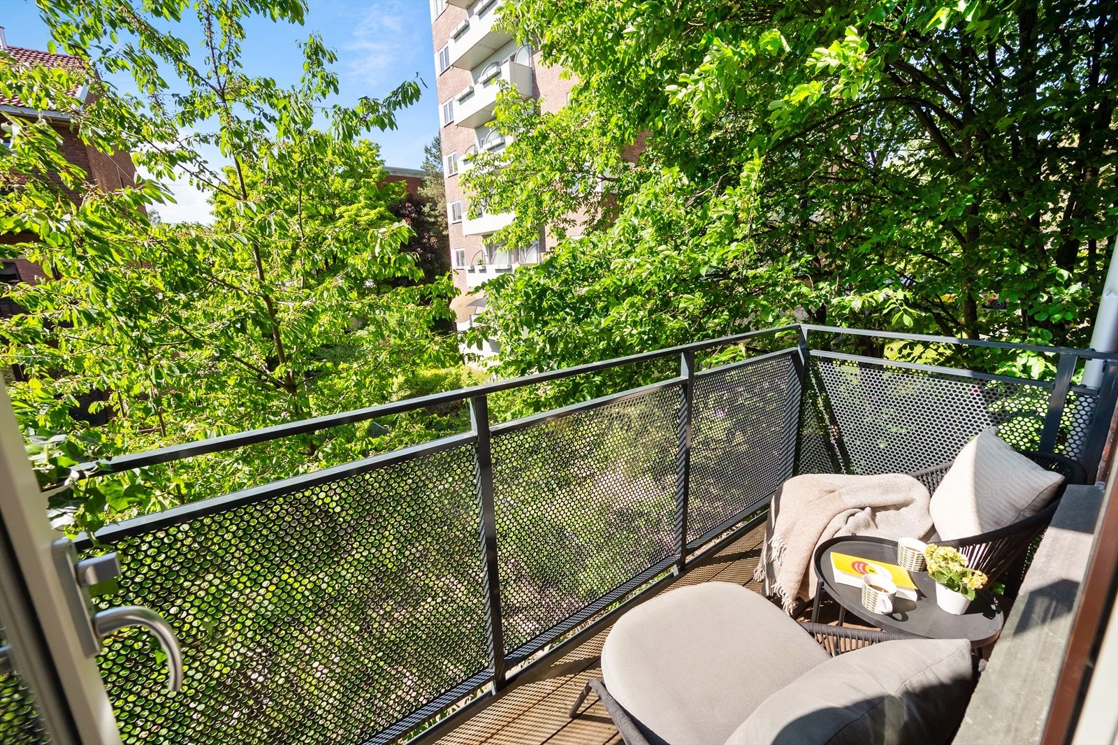 En lys, sjarmerende og gjennomgående 2-roms endeleilighet med tilbaketrukket beliggenhet på Bjølsen. Galleribilde